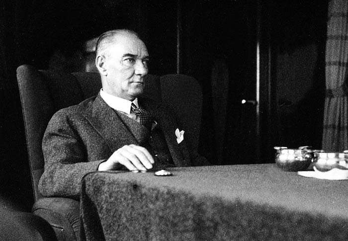 Resimlerle Atatürk