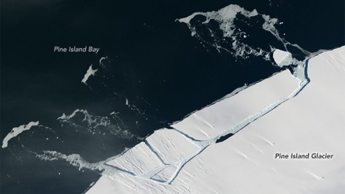 Antarktika Buz Levhası'nda 20 Kilometrelik Dev Bir Çatlak Görüntülendi